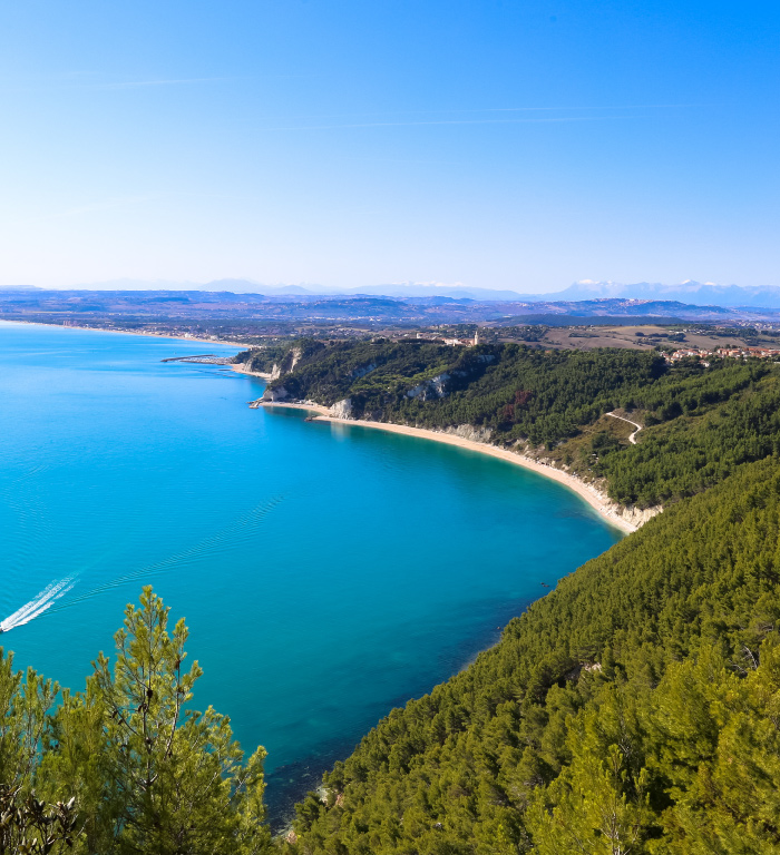 Riviera del Conero: tra spiagge e borghi marinari